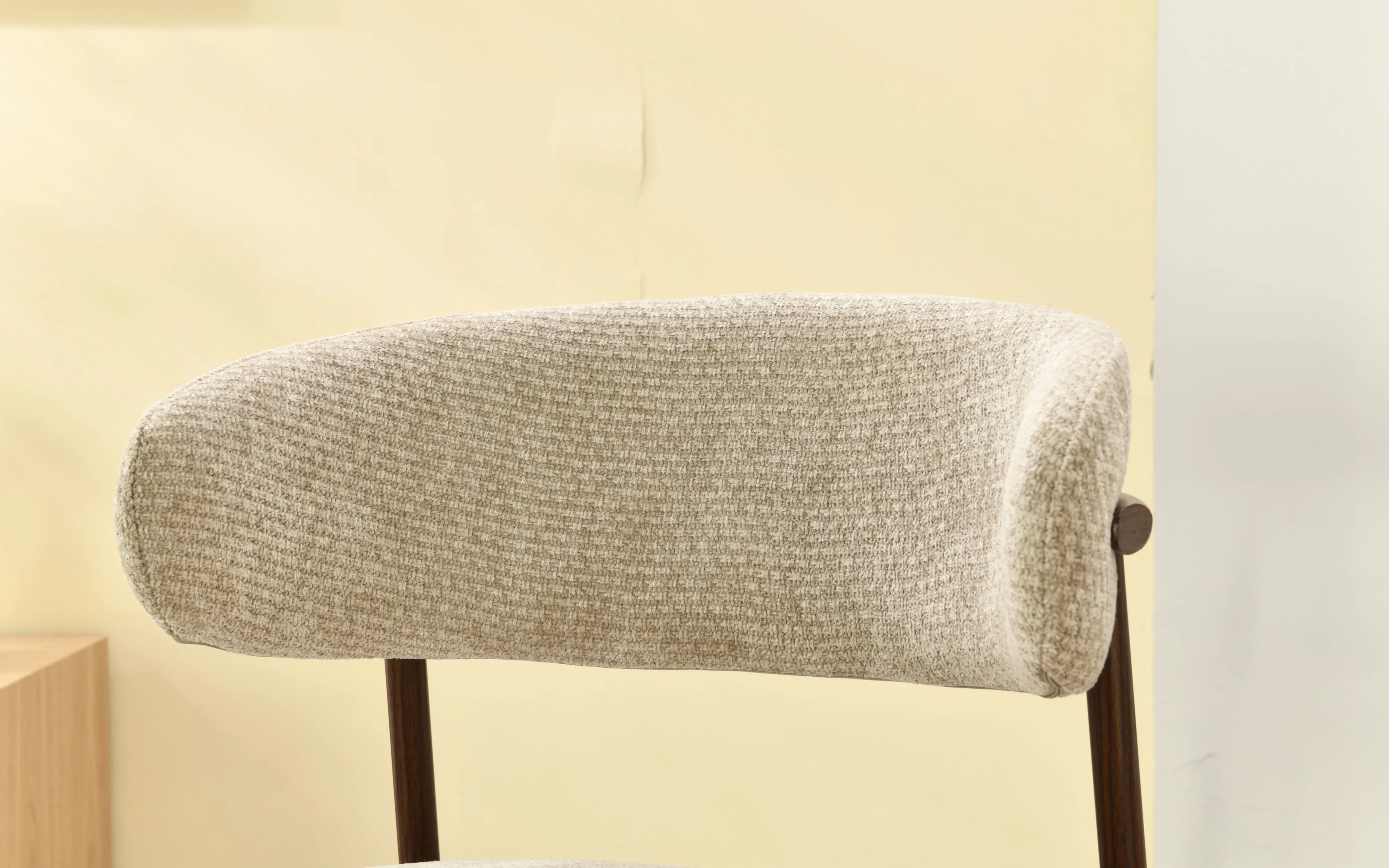 Kiara Eetkamerstoel - Beige Chenille - Walnoot - Image 12